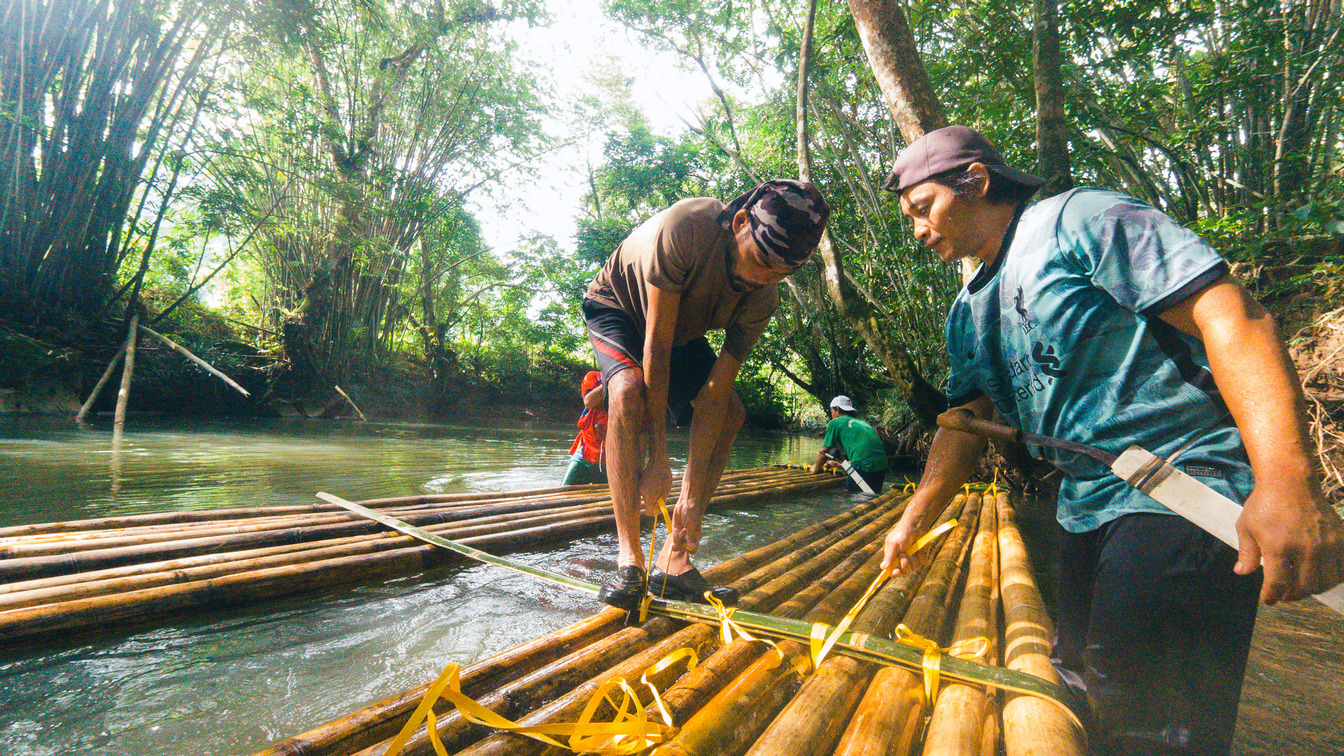Making a bamboo raft on the Kampung Peraya river at Padawan.